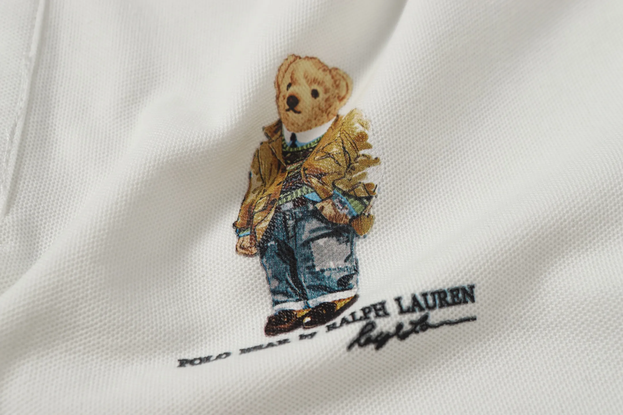 P156 Style number: A016 [Ralph Lauren classic bear print Polo shirt] ✅250 grams of fine cotton pique fabric, custom-woven and dyed threads ✅Original stickers Scan the QR code to enter the official website ✅Large version, loose and stylish, can wear up to 210 pounds Color: black, white, navy, blue, sky blue, dark gray, floral gray Size: S-XL